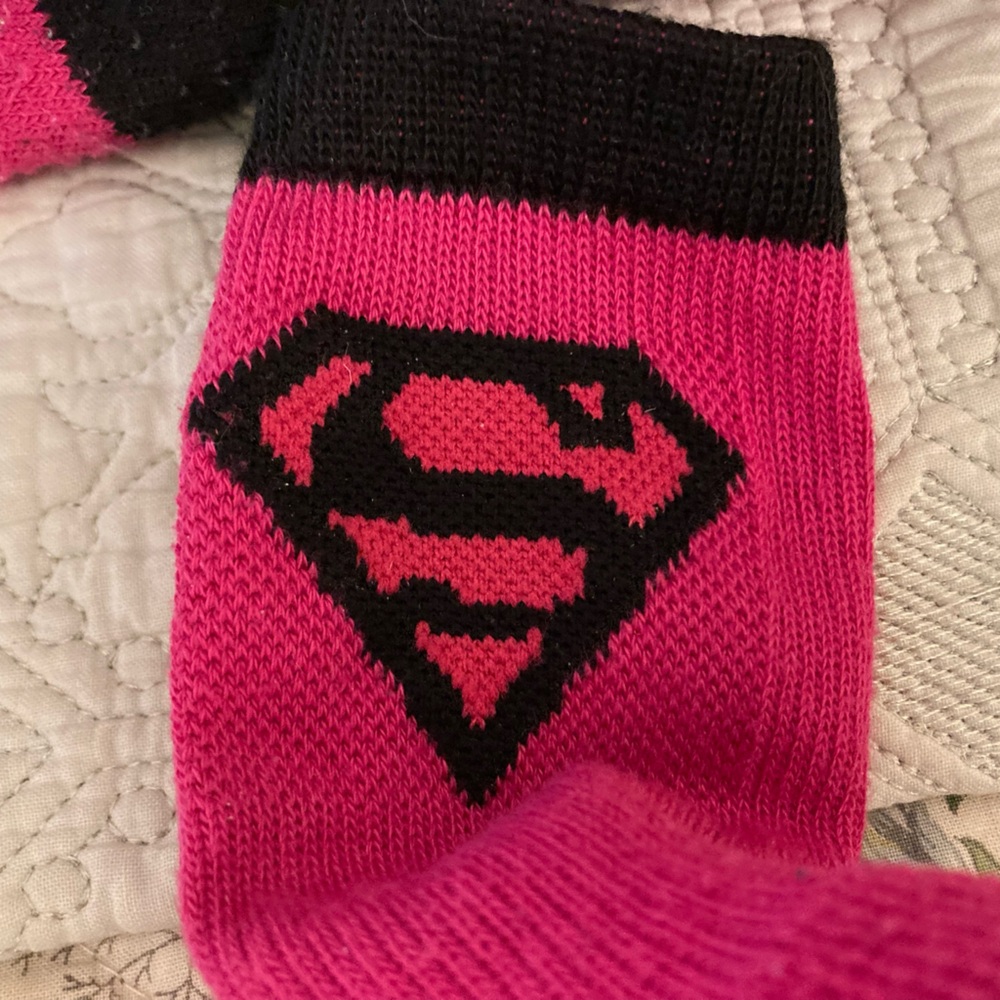 UNDER ARMOUR YLG DC COMICS Superman Emblem Pink/Black Socks Sz 13